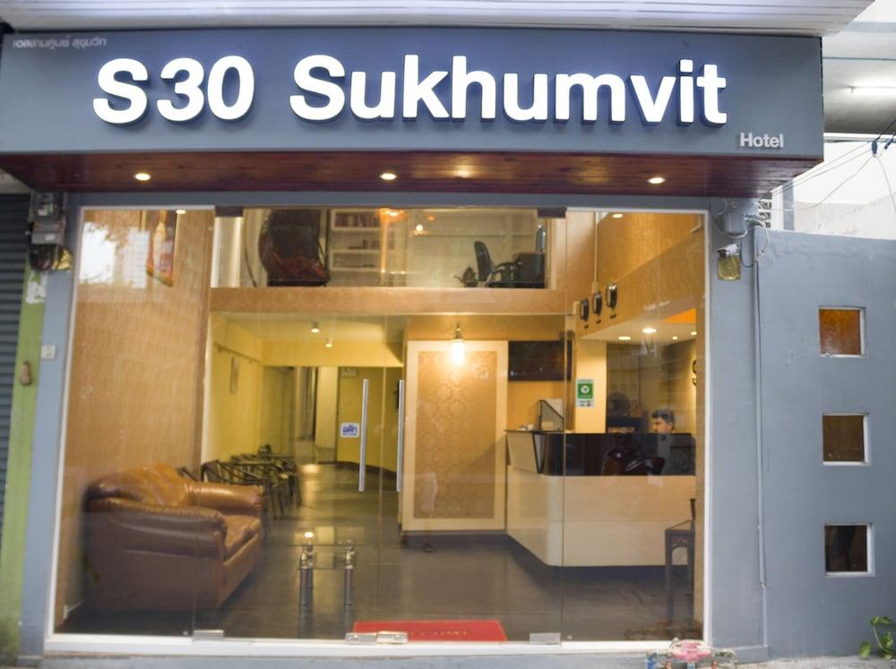 V30 Sukhumvit Hotel Banguecoque Exterior foto