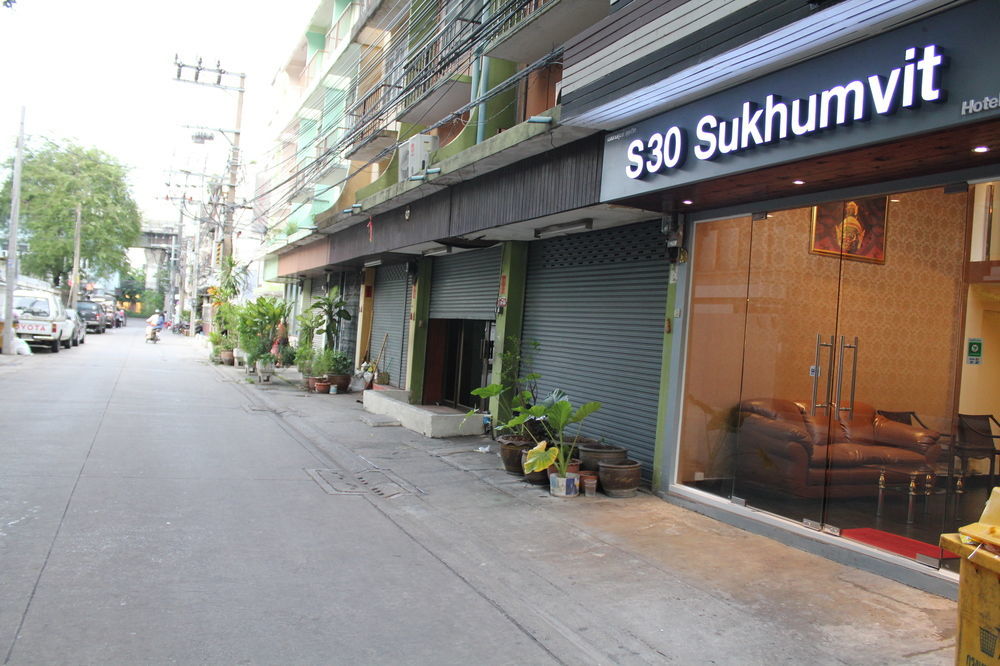 V30 Sukhumvit Hotel Banguecoque Exterior foto